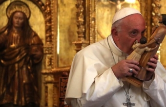 papa-francisco-beija-imagem-de-sc3a3o-josc3a9-e-o-menino-jesus-alessandra-tarantino-pool-afp