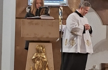 Dziewczyna przy mównicy 