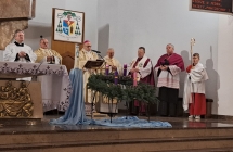 Mężczyźni w kościele przed ołtarzem. 