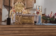 Msza w kościele. Mężczyzna odprawiający msze