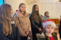Trzy dziewczyny w kościele