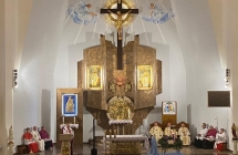 Zdjęcie ołtarza w kościele. 