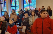 Ludzie dorośli i dzieci stojący w budynku 