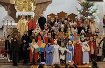 Wszystkie grupy kolędników misyjnych w kościele 