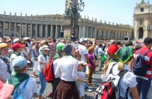 Wierni na modlitwie Anioł Pański z papieżem Benedyktem XVI