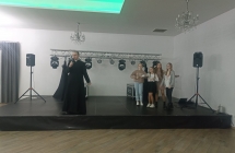 Ekipa mlodych na scenie