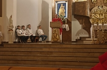 Ksiadz stoi przy ambonie