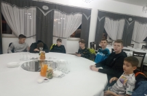 Chlopaki pozuja do zdjecia