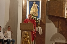 Ksiadz glosi homilie