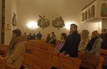 Mlodziez stojaca w Kosciele