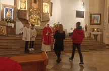 Procesja mlodziezy z darami