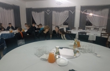 Mlodziez przy stoliku