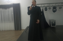 Ksiadz z mikrofonem