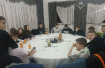 Pamiatkowe zdjecie mlodych ludzi