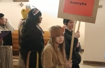 Dzieci podczas Drogi Krzyzowej