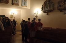 Asysta ministrantow podczas nabozenstwa Drogi Krzyzowej