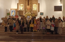 Mlodziez wraz z opiekunami podczas Drogi Krzyzowej