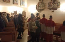 Sluzba liturgiczna Oltarza podczas nabozenstwa Drogi Krzyzowej
