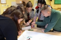 Mlodzi zaangazowani w konkurs plastyczny