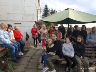 Dzieci i dorosli na modlitwie