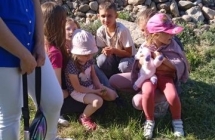 Dzieci przy kapliczce w Rachowej