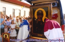 Dwoje księży oddających pokłon ikonie 