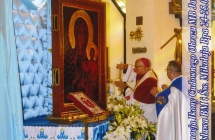 Ikona Jasnogórska w kościele. Obok niego dwoje księży 