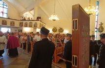 Wierni w kościele obserwujący obraz 