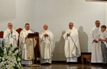 Pięcioro księży przy ołtarzu 