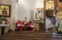 Kobieta mówiąca przy ambonie 