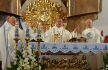 Troje księży przy ołtarzu 