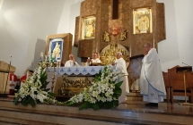 Czworo księży przy ołtarzu 