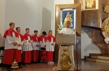 Ksiądz i kilkoro ministrantów pod ołtarzem 