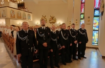 Wierni w kościele. W pierwszym rzędzie reprezentacja strażaków 