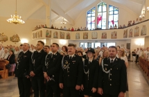 Wierni w kościele. W pierwszej ławce reprezentacja strażaków 