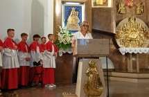 Księża i ministranci w okolicy ołtarza 