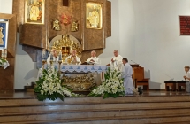 Pięcioro księży przy ołtarzu 